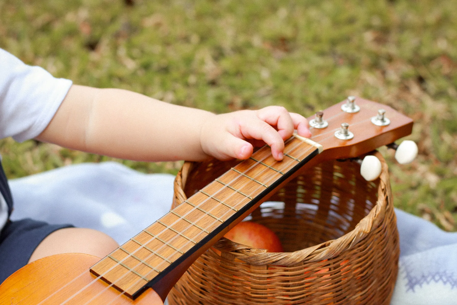 Niño sosteniendo un ukelele